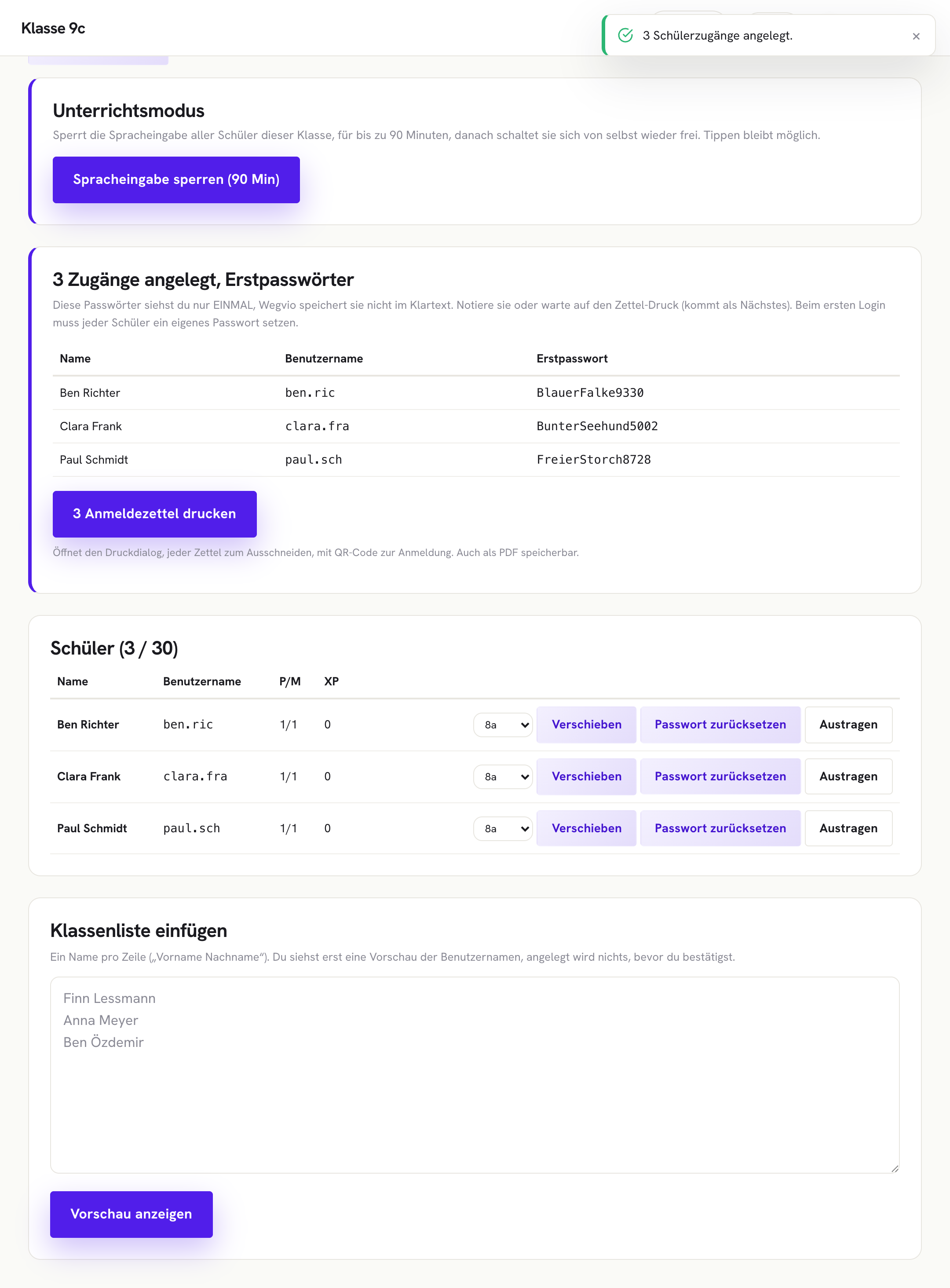 Erstpasswörter einmalig sichtbar, danach ein Anmeldezettel mit QR-Code pro Schüler.